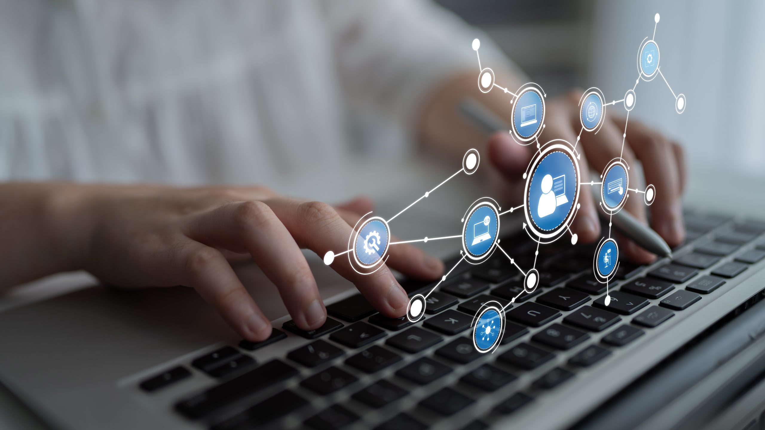 Analiza wykresów marketingowych na ekranie komputera, ilustrująca jak połączyć social media z SEO za pomocą narzędzi Google.