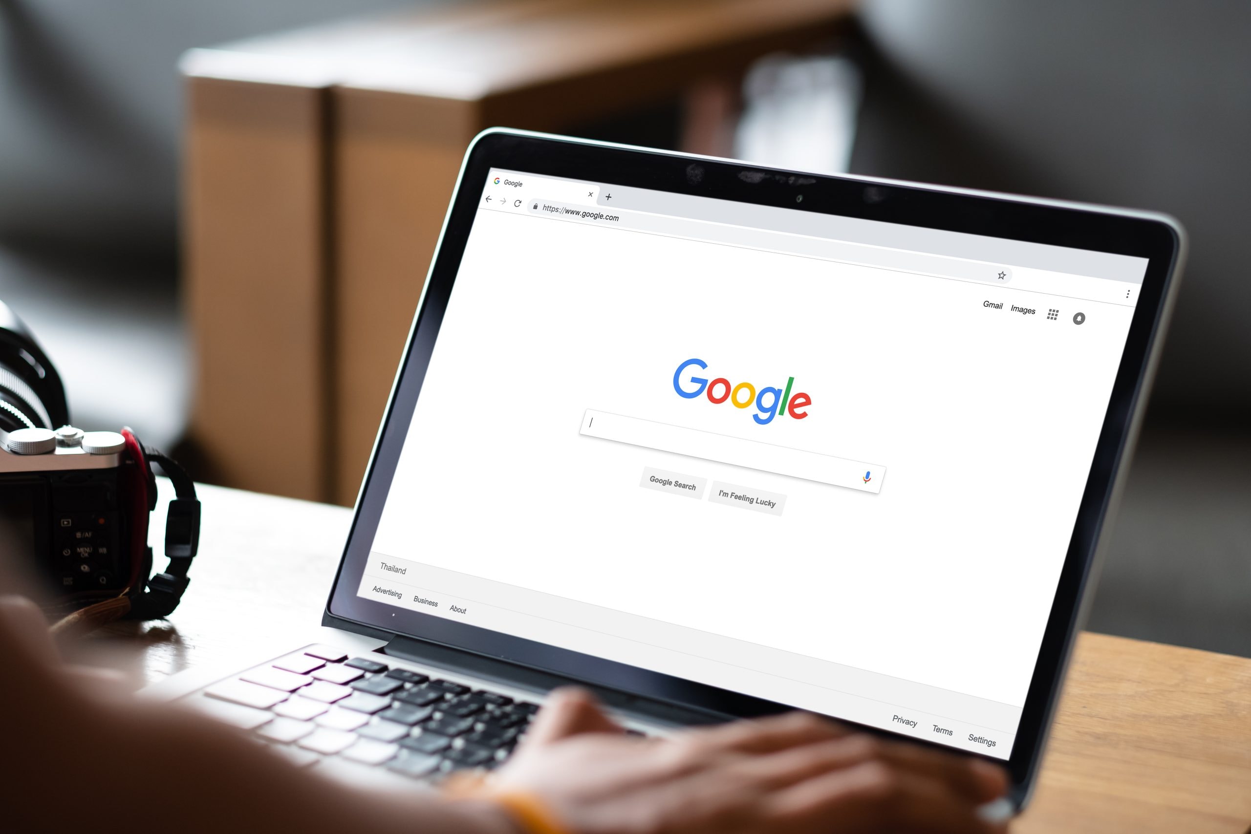Mężczyzna wpisujący zapytanie w wyszukiwarkę Google na laptopie – prezentacja mechanizmu działania Social SEO.