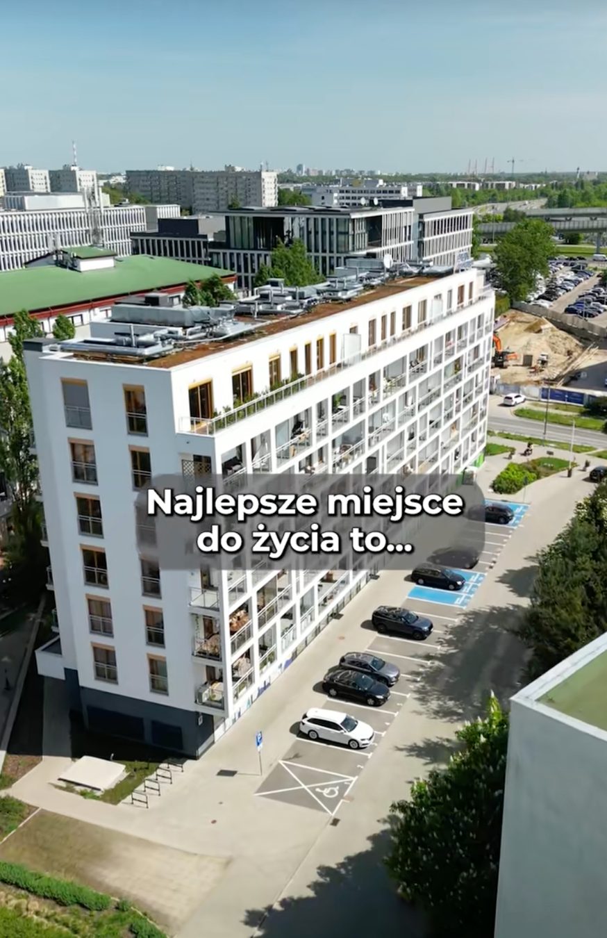 Ujęcie z drona na apartamentowiec Dynamic Development, napis „Najlepsze miejsce do życia to…”