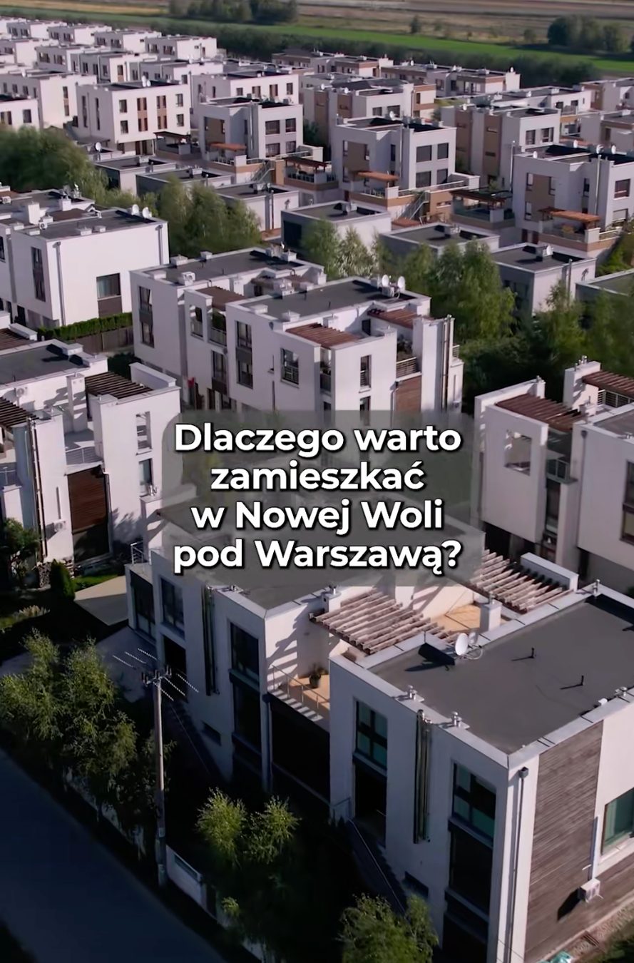 Ujęcie z drona na osiedle domów w Nowej Woli, napis „Dlaczego warto zamieszkać w Nowej Woli pod Warszawą?”