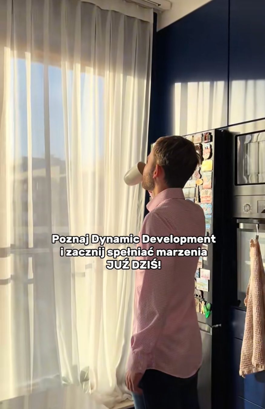 Kadr z filmu Dynamic Development — mężczyzna z kubkiem przy oknie w jasnej kuchni, napis „Poznaj Dynamic Development i zacznij spełniać marzenia JUŻ DZIŚ!”
