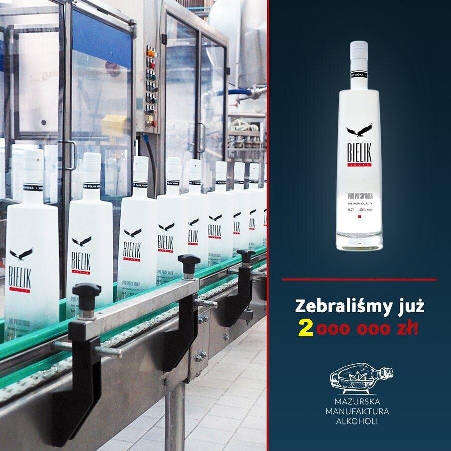 Linia rozlewnicza butelek Bielik Vodka i grafika „Zebraliśmy już 2 000 000 zł!”
