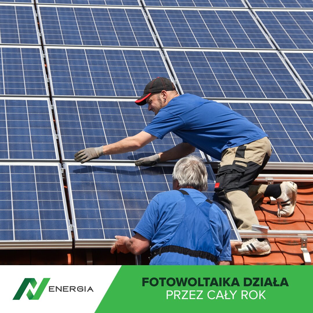 Komunikacja N Energii „przed” — zdjęcie montażu paneli fotowoltaicznych ze starszą, zieloną identyfikacją marki i hasłem „Fotowoltaika działa przez cały rok”