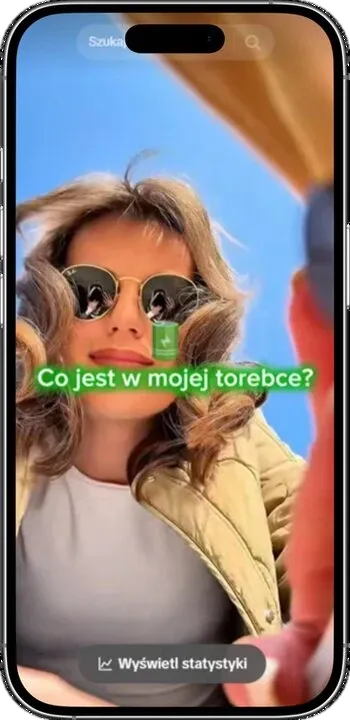 Kadr wideo twórczyni UGC z podpisem „Co jest w mojej torebce?” i widocznym produktem Power Elements