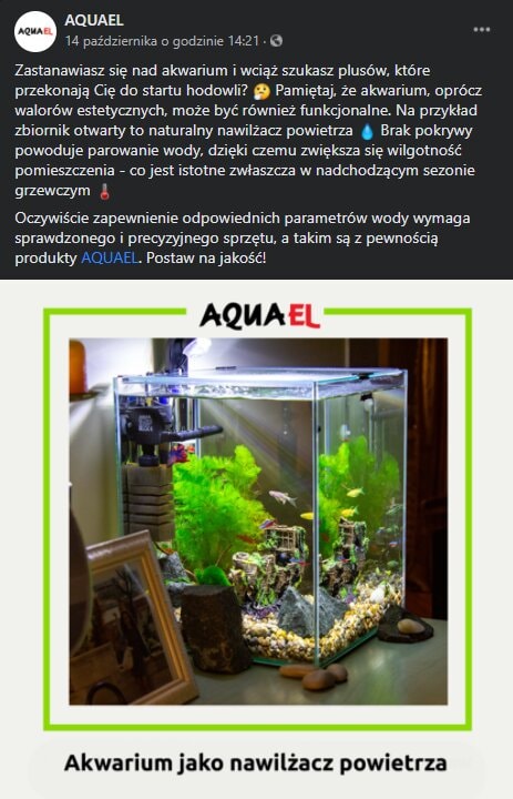Post Aquael „Akwarium jako nawilżacz powietrza” — podświetlone akwarium z roślinami w domowym wnętrzu